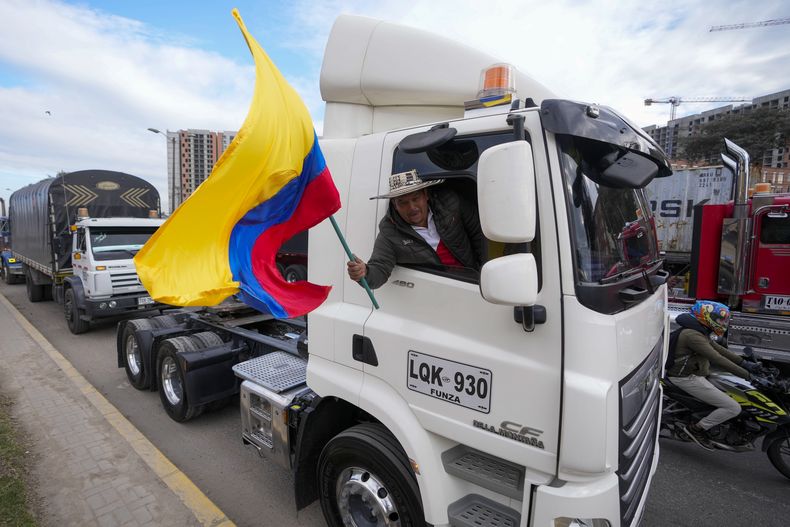 Caravana de camioneros para protestar por el aumento del costo del diésel y las bajas tarifas de los fletes en Bogotá, Colombia, el viernes 30 de agosto de 2024. (AP Foto/Fernando Vergara)