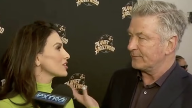 tension en la alfombra roja: hilaria baldwin reprende a alec baldwin durante entrevista
