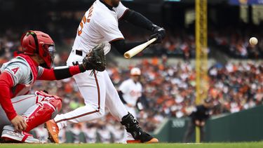 El venezolano Anthony Santander, de los Orioles de Baltimore, hace un swing en el juego ante los Angelinos de Los Ángeles, el jueves 28 de marzo de 2024 (AP Foto/Julia Nikhinson)