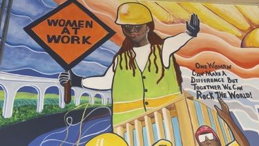 ARCHIVO – Un mural de la artista Tene Smith cerca de la entrada de Chicago Women in Trades, una organización sin fines de lucro dedicada a capacitar y dar nuevas habilidades a mujeres en oficios de construcción, el 1 de abril de 2025, en la sede de Chicago. (AP Foto/Claire Savage, Archivo)