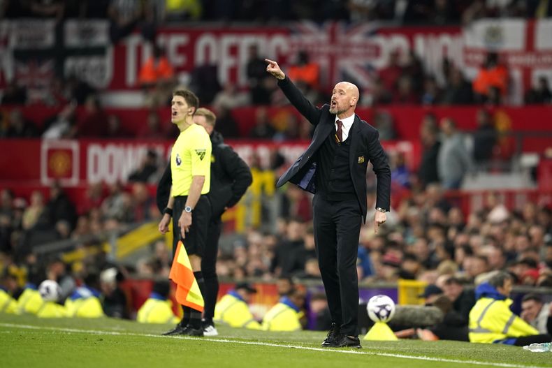 En foto del miércoles 15 de mayo del 2024, el técnico del Manchester United Erik ten Hag reacciona durante el encuentro ante el Newcastle en la Liga Premier. (AP Foto/Dave Thompson)