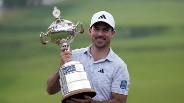 El canadiense Nick Taylor sostiene el trofeo de campeón del Abierto de Canadá tras ganar en el cuarto playoff frente a Tommy Fleetwood el domingo 11 de junio del 2023. (Nathan Denette/The Canadian Press via AP)