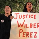 Manifestantes se reúnen el lunes 21 de septiembre de 2026 en Austin, Texas, para protestar luego de que Wilber Rafael Garcés Pérez, un ciudadano venezolano, fue baleado en su vehículo por un agente del ICE el día anterior en Austin, Texas. (AP Foto/Joel Ángel Juárez)