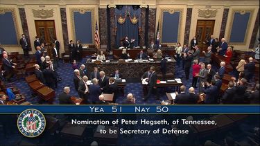 En esta imagen proporcionada por la televisión del Senado se muestra el total de votos después de que el vicepresidente JD Vance emtió el sufragio que rompió el empate para confirmar a Pete Hegseth en el cargo de secretario de Defensa, según lo seleccionó el presidente Donald Trump, el viernes 24 de enero de 2025, en el Capitolio en Washington. (Televisión del Senado vía AP)