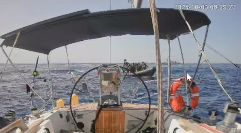 Esta captura de pantalla de un video publicado por la Flotilla Global Sumud muestra a las fuerzas israelíes interceptando al Marinette, el último barco de una flotilla internacional que intentaba romper el bloqueo marítimo de Israel, el viernes 3 de octubre de 2025. (Flotilla Global Sumud vía AP)