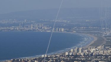 Cohetes israelíes interceptan misiles lanzados desde el Líbano en el norte de Israel el 23 de septiembre del 2024. (Foto AP/Baz Ratner)