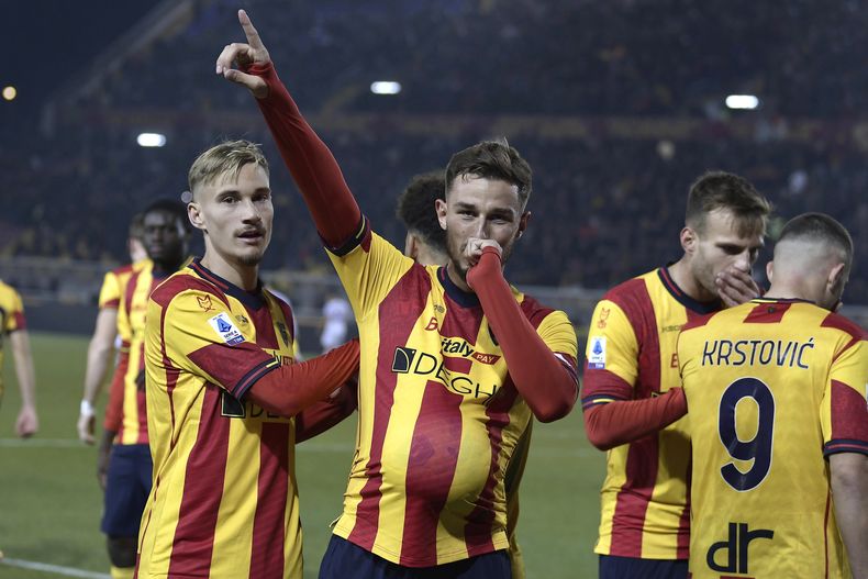 Remi Oudin, de Lecce, festeja su tanto en el encuentro de la Serie A italiana ante Fiorentina, el viernes 21 de febrero de 2024 (Giovanni Evangelista/LaPresse via AP)