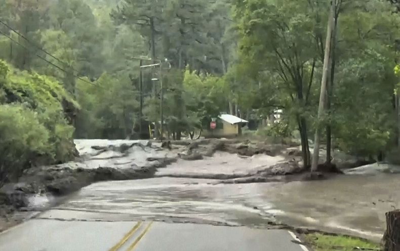 Esta imagen tomada de un video muestra inundaciones en una calle de Ruidoso, Nuevo México, el jueves 24 de julio de 2025. (Marissa Hensen vía AP)