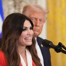 El presidente Donald Trump escucha a Kimberly Guilfoyle en una recepción para celebrar el Día de la Independencia de Grecia en la Sala Este de la Casa Blanca, el 24 de marzo de 2025, en Washington. (Foto AP/Jacquelyn Martin, Archivo)