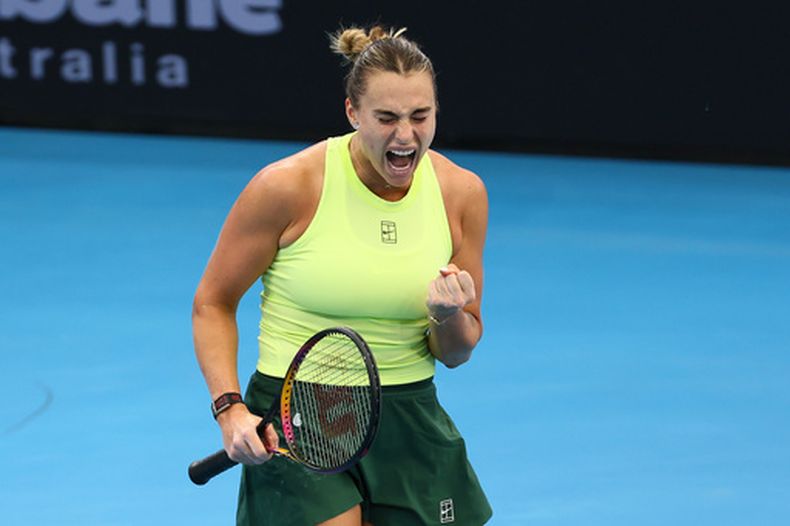 La bielorrusa Aryna Sabalenka festeja tras ganar un punto ante la checa Karolina Muchová, en la semifinal del torneo de Brisbane, Australia, el sábado 10 de enero de 2026 (AP Foto/Tertius Pickard)