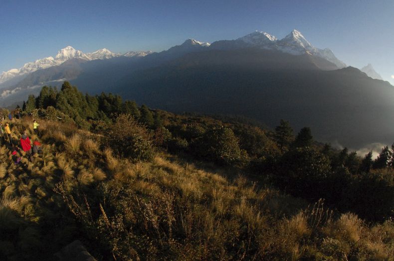 ARCHIVO - El macizo del Dhaulagiri, a la izquierda, y el macizo del Annapurna, a la derecha, en el Himalaya, se ve mientras unos montañeros ven el amanecer desde Poon Hill, sobre la localidad de Ghorepani, en el centro de Nepal, el 24 de octubre de 2014. (AP Foto/Malcolm Foster, Archivo)