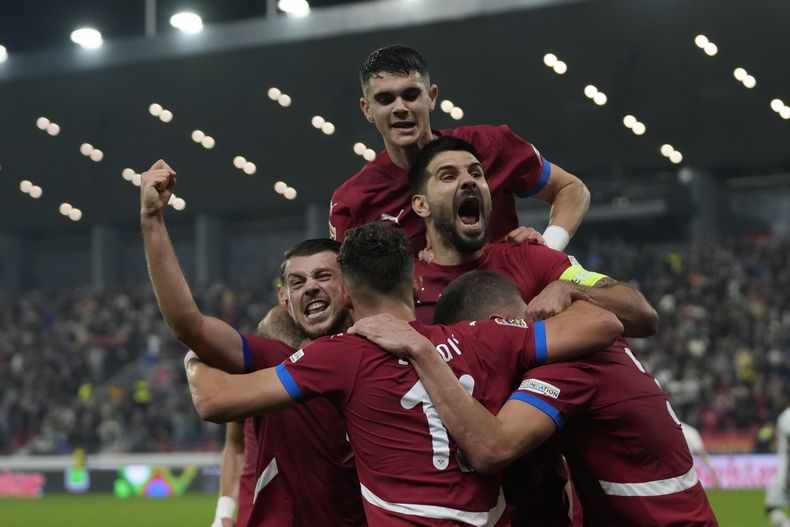 Jugadores serbios celebran tras anotar en el encuentro ante Suiza en el duelo de la Liga de Naciones de la UEFA el sábado 12 de octubre del 2024. (AP Foto/Darko Vojinovic)