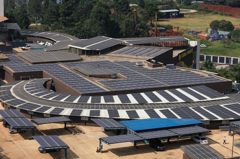 ARCHIVO - Una planta de energía solar, vista en el estacionamiento del Complejo Dos Ríos, en Nairobi, Kenia, el 16 de julio de 2026. (AP Foto/Andrew Kasuku, archivo)