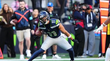 El receptor abierto de los Seahawks de Seattle, Jaxon Smith-Njigba, realiza una jugada en su camino a anotar en una atrapada de touchdown contra los 49ers de San Francisco durante la segunda mitad de un partido de fútbol americano de la NFL, el domingo 11 de octubre de 2026, en Seattle. (Foto AP/Lindsey Wasson)