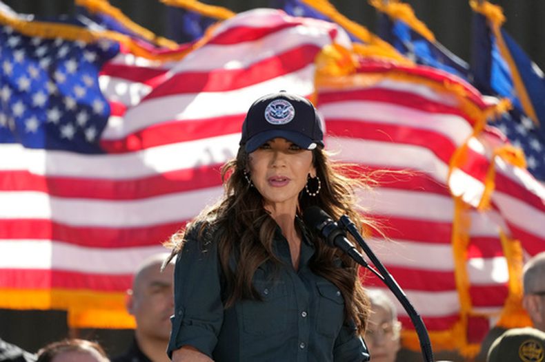 La secretaria de Seguridad Nacional Kristi Noem, durante una conferencia de prensa en la frontera con México, el miércoles 4 de febrero de 2026, en Nogales, Arizona. (AP Foto/Ross D. Franklin)
