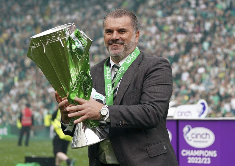 El técnico de Celtic Angelos Postecoglou con el trofeo de campeones de la Liga de Escocia, el sábado 27 de mayo de 2023, en Glasgow. Postecoglou ha sido nombrado como nuevo técnico de Tottenham. (Andrew Milligan/PA vía AP)