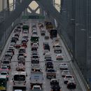 ARCHIVO – En esta foto de archivo del 10 de diciembre 2015, varios vehículos se abren paso hacia el oeste en la carretera interestatal 80 cruzando el puente entre San Francisco y la bahía de Oakland, vistos desde Treasure Island en San Francisco. (AP Foto/Ben Margot, Archivo)