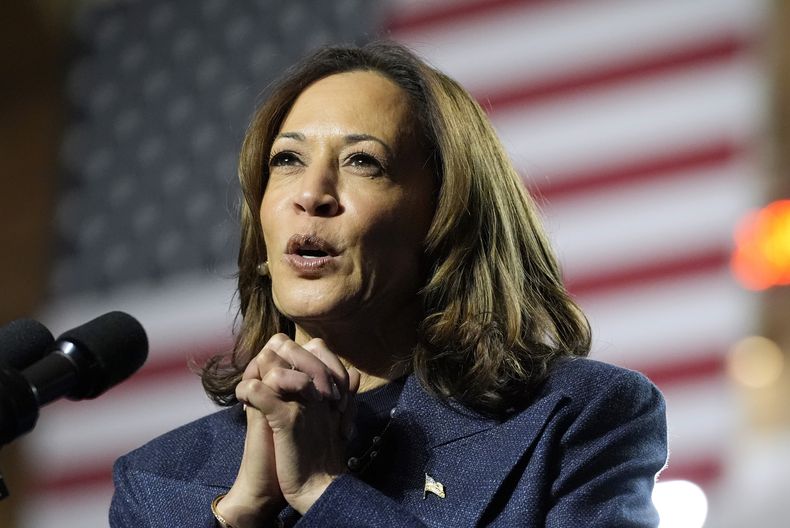 La vicepresidenta y candidata demócrata Kamala Harris en un acto de campaña en Jenison Field House en el campus de la universidad estatal de Michigan, el domingo 3 noviembre de 2024, en East Lansing, Michigan. (AP Foto/Jacquelyn Martin)