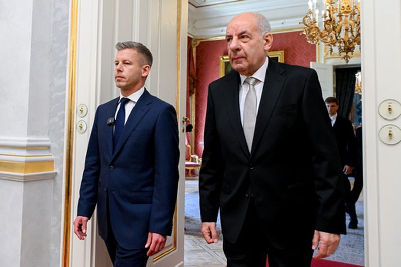 El presidente de Hungría, Tamas Sulyok, derecha, y el primer ministro Peter Magyar asisten a la ceremonia de investidura del gobierno de Tisza en el palacio presidencial Alexander en Budapest, Hungría, el martes 12 de mayo de 2026. (Szilard Koszticsak/MTI vía AP)