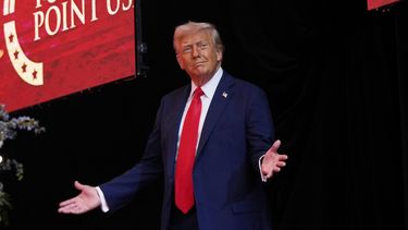 El presidente Donald Trump llega para hablar en un homenaje al activista conservador Charlie Kirk, el domingo 21 de septiembre de 2025, en el State Farm Stadium en Glendale, Arizona. (Foto AP/Julia Demaree Nikhinson)