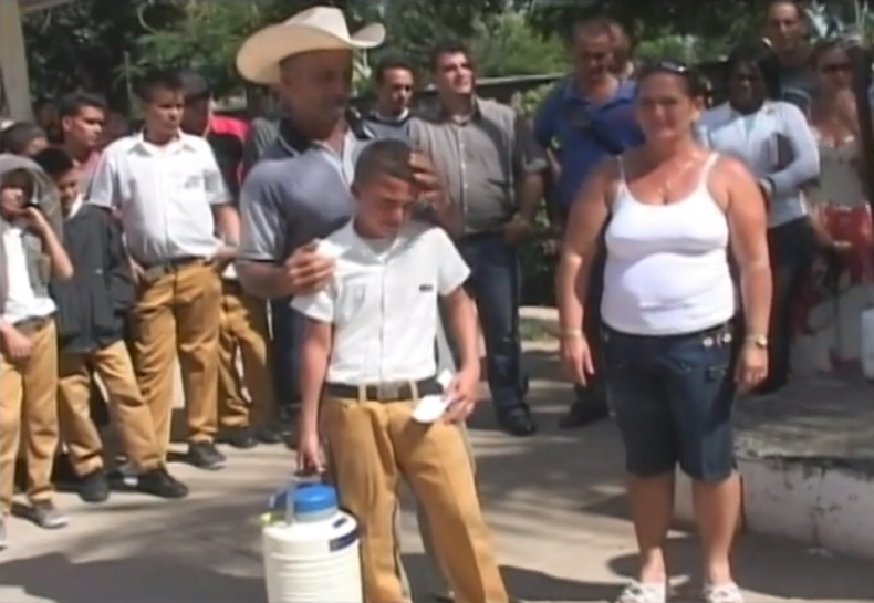 Un joven productor de leche caprina del municipio cienfueguero de Santa Isabel de las Lajas recibió Termo con 60 dosis de semen caprino enviado por dictador Fidel Castro Ruz.