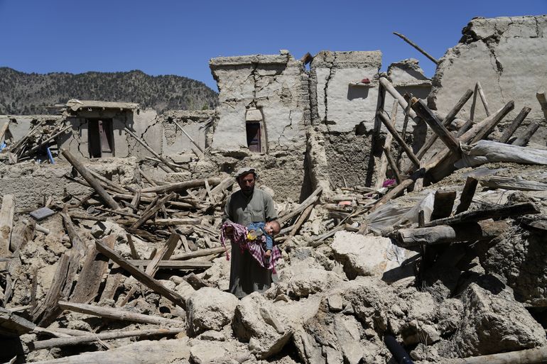 Mucha destrucción, poca ayuda, tras sismo en Afganistán