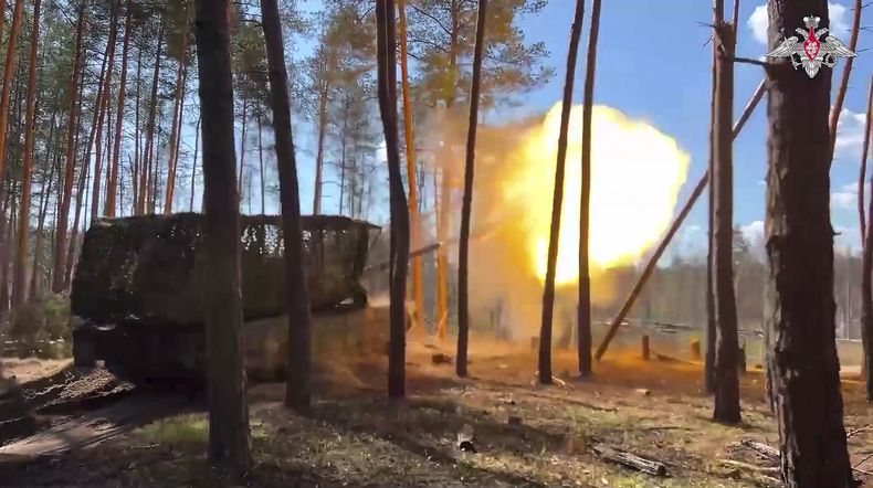 En esta imagen, tomada de un video difundido por el Servicio de Prensa del Ministerio Ruso de Defensa el lunes 9 de junio de 2025, un tanque ruso T-90 dispara contra fuerzas ucranianas desde un punto no revelado en Ucrania. (Servicio de Prensa del Ministerio Ruso de Defensa vía AP)