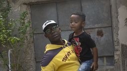 Juan Yainier Antomarchi Núñez sostiene a su hijo Angelo en La Habana, Cuba, el jueves 16 de enero de 2025, después de haber sido liberado condicionalmente de su detención por participar en las protestas antigubernamentales de 2021. (AP Foto/Ramón Espinosa)