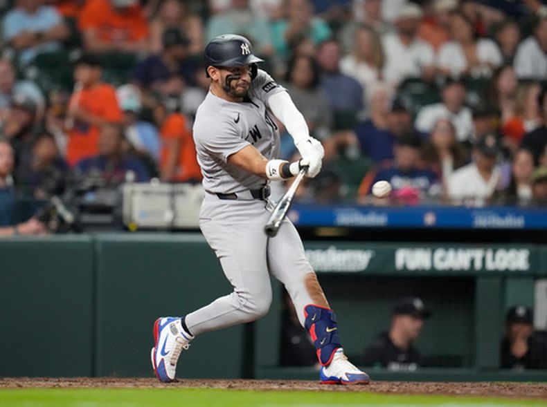 José Caballero (72), de los Yankees de Nueva York, batea un jonrón contra el relevista de los Astros de Houston, Colton Gordon, durante la séptima entrada del juego de béisbol de Grandes Ligas, el viernes 24 de abril de 2026, en Houston. (AP Foto/ Karen Warren)