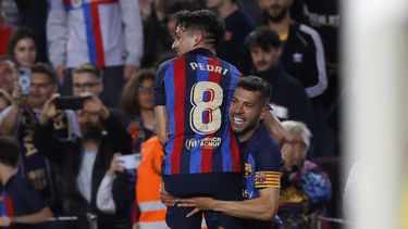 Jordi Alba (derecha) celebra tras marcar el gol que le dio al Barcelona la victoria 1-0 ante Osasuna en la Liga española, el martes 2 de mayo de 2023. (AP Foto/Joan Monfort)
