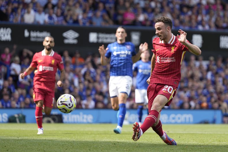 ARCHIVO - El futbolista del Liverpool Diogo Jota anota el primer tanto de su equipo en un juego de la Premier League entre el Ipswich Town y el Liverpool en el estadio Portman Road de Ipswich, Inglaterra, el sábado 17 de agosto de 2024. (AP Foto/Alastair Grant, Archivo)