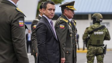 El presidente de Ecuador, Daniel Noboa, en una ceremonia de entrega de equipamiento a la policía, en la escuela policía General Alberto Enríquez Gallo en Quito, Ecuador, el lunes 22 de enero de 2024. (AP Foto/Dolores Ochoa)