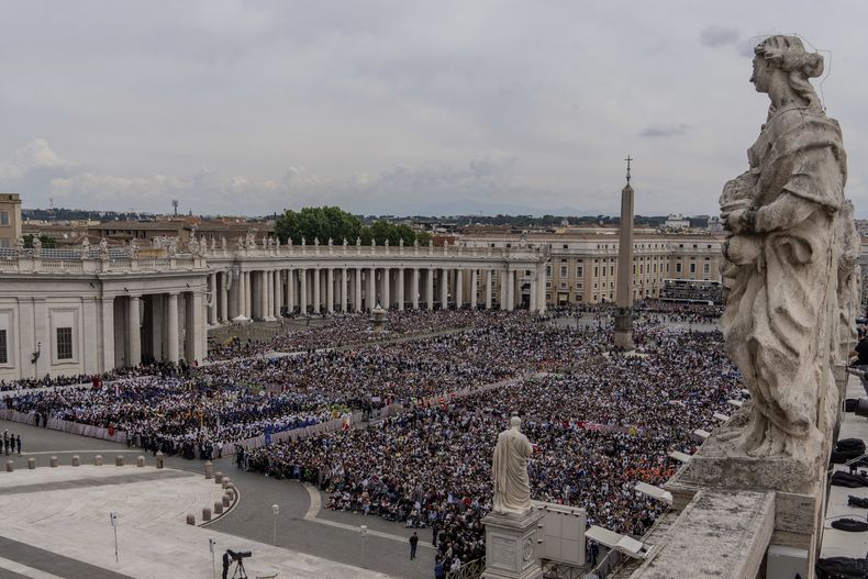 ARCHIVO - Una multitud se reúne en la plaza de San Pedro en el Vaticano, donde el recién elegido papa León XIV ofrecerá una bendición desde el balcón central de la basílica de San Pedro, el domingo 11 de mayo de 2025. (AP Foto/Domenico Stinellis, Archivo)