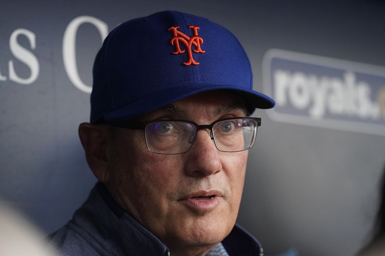 ARCHIVO - Foto del 2 de agosto del 2023, el dueño de los Mets de Nueva York Steven Cohen en conferencia de prensa antes del juego ante los Reales de Kansas City. (AP Foto/Charlie Riedel)