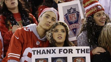 americateve | Aficionados de los 49ers de San Francisco observan fuegos artificiales despu&eacute;s de un partido contra Atlanta en el estadio Candlestick de San Francisco el lunes, 23 de diciembre de 2013. (AP Photo/Marcio Jose Sanchez)