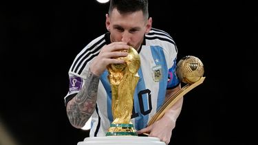 ARCHIVO - Lionel Messi besa el trofeo de campeón del Mundial tras la victoria de Argentina ante Francia, el 18 de diciembre de 2022, en Lusail, Qatar. (AP Foto/Martin Meissner)