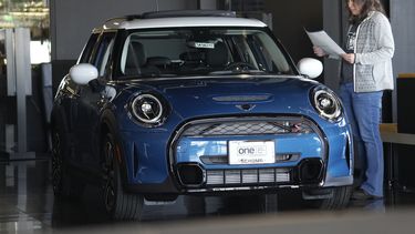 ARCHIVO - Una compradora inspecciona un Cooper S sedán 2023 en Highlands Ranch, Colorado. El Departamento de Comercio dio a conocer su informe sobre el gasto de consumo el viernes 28 de abril de 2023. Un índice crucial de la inflación subyacente que la Reserva Federal sigue con atención siguió siendo alto en marzo, por lo cual el banco central sigue en camino de elevar las tasas de interés por décima vez desde marzo del año pasado. (AP Foto/David Zalubowski, File)