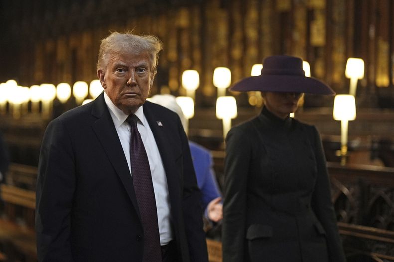 El presidente de EEUU, Donald Trump, y la primera dama Melania Trump visitan la Capilla de San Jorge en el Eastillo de Windsor, en Windsor, Inglaterra, el miércoles 17 de septiembre de 2025. (Aaron Chown/Pool Photo vía AP)