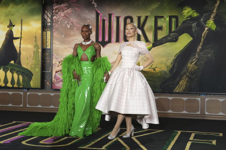 ARCHIVO - Cynthia Erivo, izquierda, y Ariana Grande llegan al estreno de Wicked el 9 de noviembre de 2024 en el Dorothy Chandler Pavilion de Los Ángeles. (Foto Jordan Strauss/Invision/AP, File)