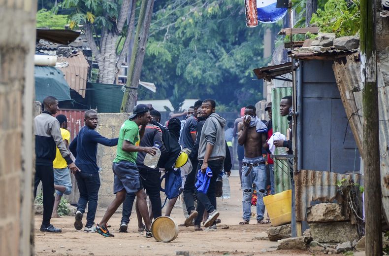 Manifestantes se recuperan del gas lacrimógeno durante protestas en Maputo, Mozambique, el 7 de noviembre del 2024. (Foto AP/Carlos Uqueio)