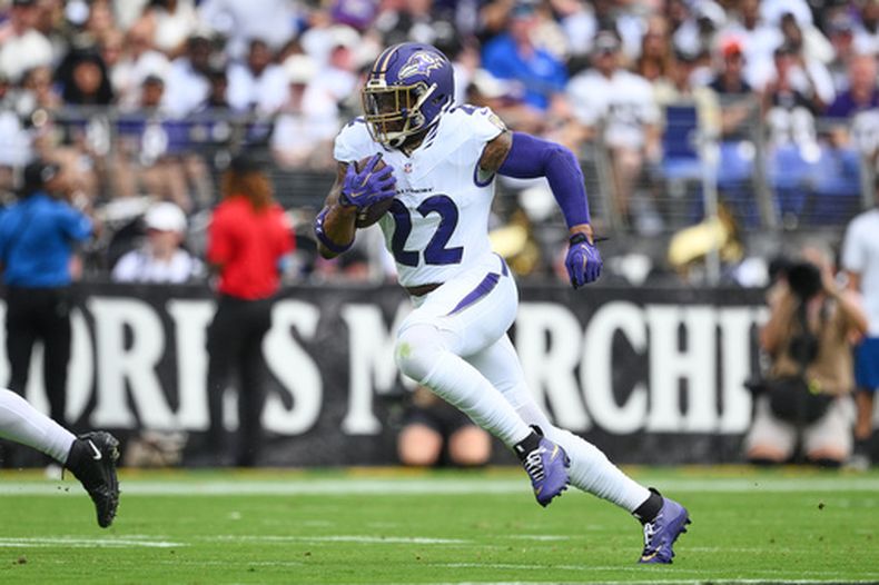 Derrick Henry (22), corredor de los Ravens de Baltimore, lleva el balón en la primera mitad del partido de la NFL en contra de los Saints de Nueva Orleans, el domingo 20 de septiembre de 2026, en Baltimore. (AP Foto/Nick Wass)