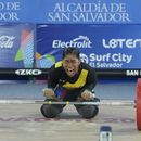 Julieth Rodríguez, de Colombia, festeja durante la competición de los 64 kilogramos del levantamiento de pesas, en los Juegos Centroamericanos y del Caribe en San Salvador, el domingo 25 de junio de 2023 (AP Foto/Arnulfo Franco)