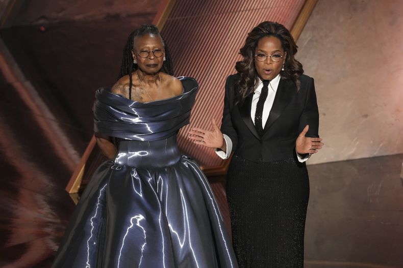 Whoopi Goldberg, izquierda, y Oprah Winfrey rinden homenaje a Quincy Jones durante los Oscar el domingo 2 de marzo de 2025 en el Teatro Dolby de Los Ángeles. (Foto AP/Chris Pizzello)