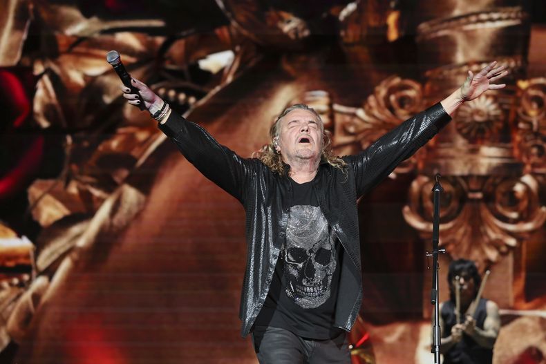ARCHIVO - Fher Olvera, de la banda mexicana Maná, durante su presentación en el festival Vive Latino en la Ciudad de México el 17 de marzo de 2024. (Foto AP/Ginnette Riquelme, archivo)