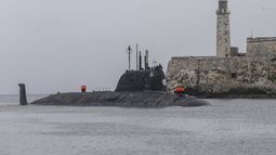 El submarino nuclear ruso Kazán llega al puerto de La Habana, Cuba, el miércoles 12 de junio de 2024. (AP Foto/Ariel Ley)