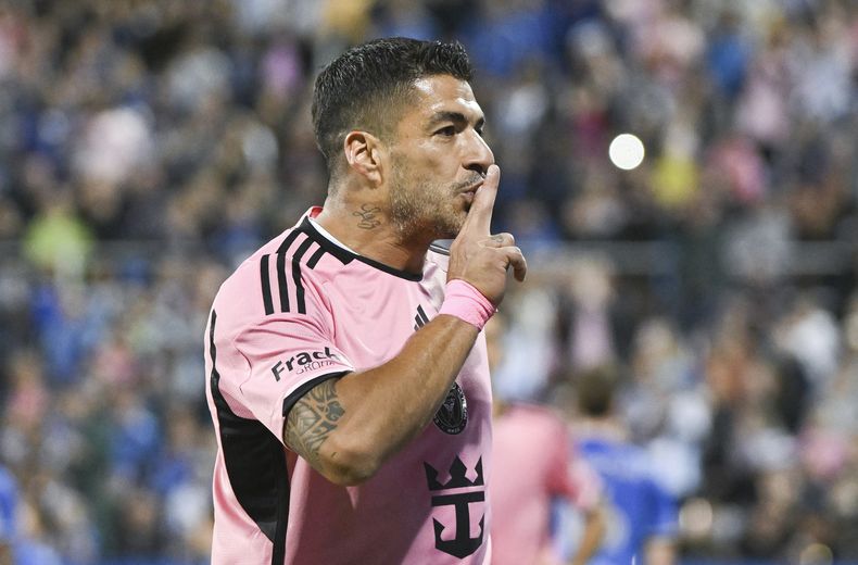 El delantero uruguayo Luis Suárez celebra tras un marcar un gol para el Inter Miami ante CF Montreal en la MLS, el sábado 11 de mayo de 2024, en Montreal. (Graham Hughes/The Canadian Press vía AP)