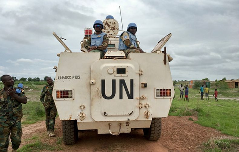 ARCHIVO - En esta imagen de archivo del domingo 18 de junio de 2017, miembros de las fuerzas de mantenimiento de la paz de la Misión de Naciones Unidas en Sudán del Sur (UNMISS) brindan seguridad durante una visita del Alto Comisionado de la ONU para los Refugiados (ACNUR), Filippo Grandi, al campamento de protección de civiles de la ONU en Bentiu, Sudán del Sur. (Foto AP/Sam Mednick, archivo)