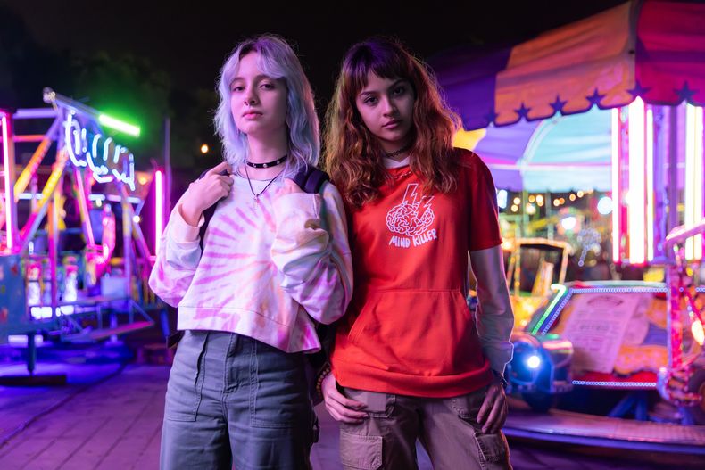 Esta imagen, difundida por Prime Video, muestra a Max Peña, izquierda, y Lilith Curiel en una escena de la serie Cometierra. (Prime Video via AP)