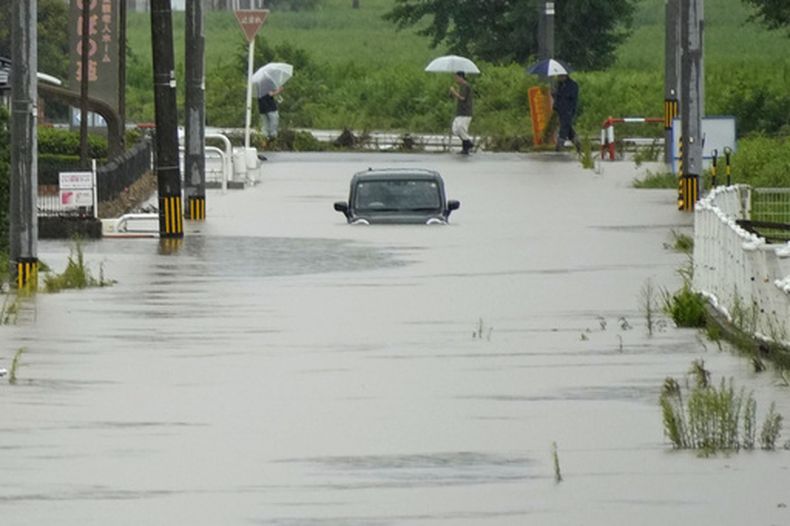 Un vehículo permanece en una calle inundada tras las fuertes lluvias en Himi, prefectura de Toyama, Japón, el jueves 27 de agosto de 2026. (Suo Takekuma/Kyodo News vía AP)
