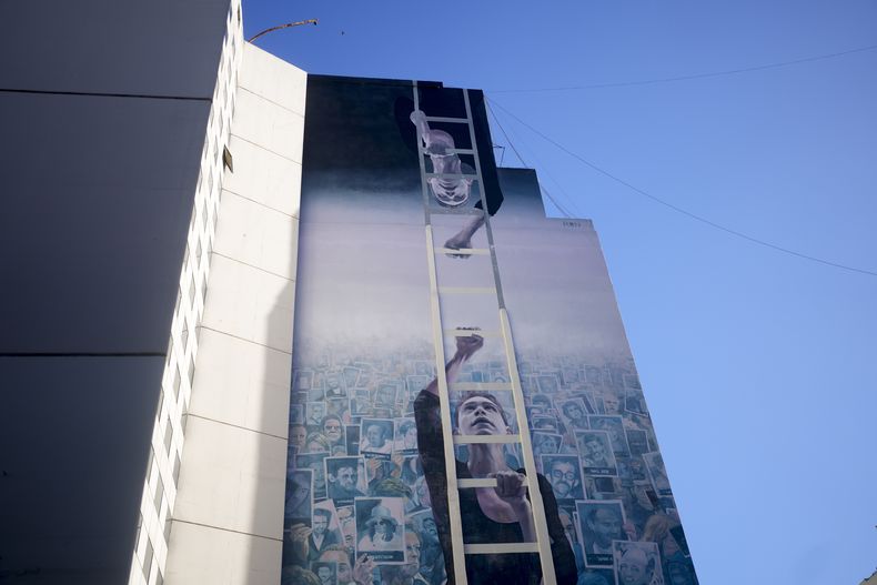 Un mural recubre el centro judío de la AMIA en Buenos Aires, Argentina, el martes 23 de enero de 2024. Fue el peor ataque de la historia de Argentina, que dejó 85 muertos y 300 heridos. Sucedió dos años después de otra explosión en 1992 en la embajada de Israel en Argentina, que mató a 22 personas. (AP Foto/Natacha Pisarenko)